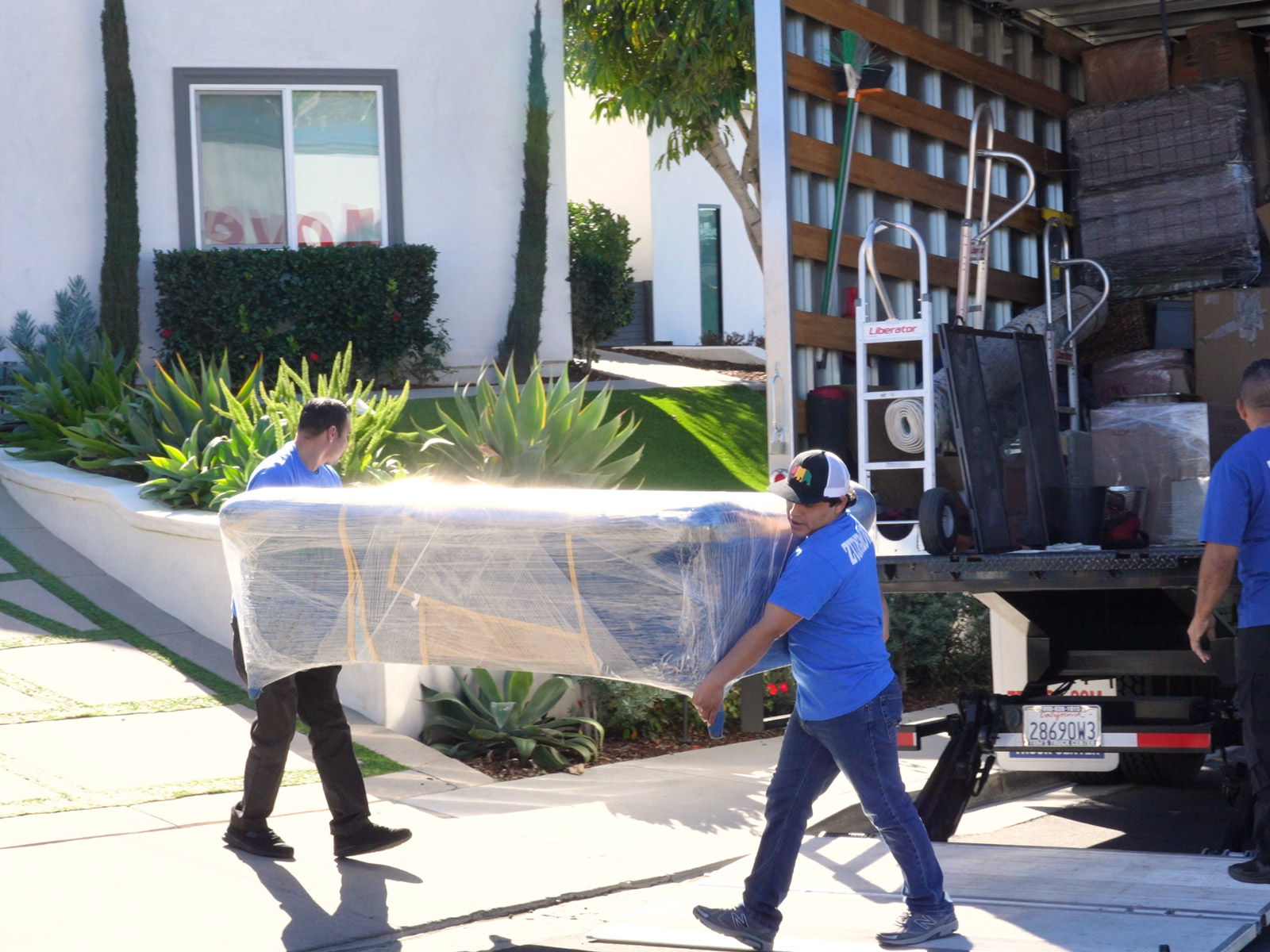Zuni Movers moving furniture